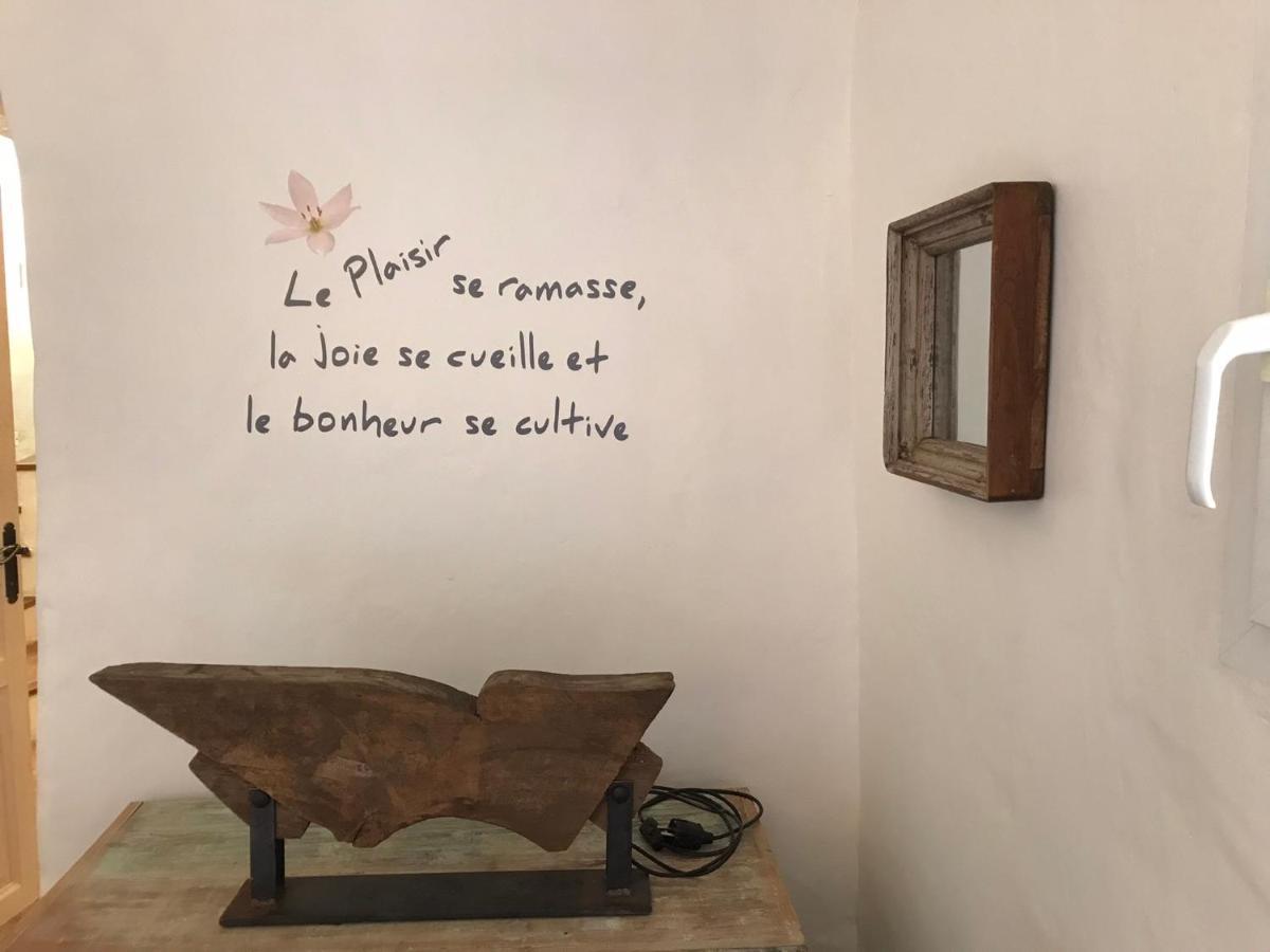 Les Gouts Et Les Couleurs Aparthotel Cucuron Exteriör bild