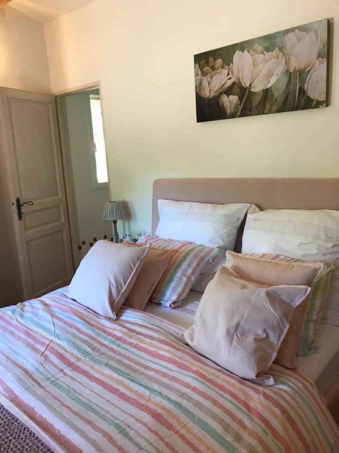 Les Gouts Et Les Couleurs Aparthotel Cucuron Exteriör bild
