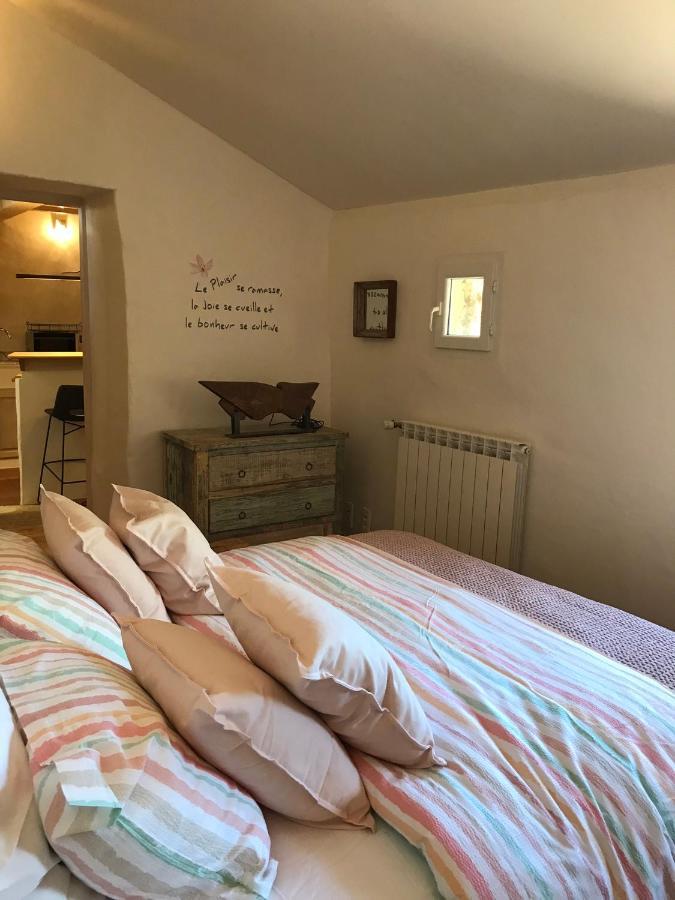 Les Gouts Et Les Couleurs Aparthotel Cucuron Exteriör bild