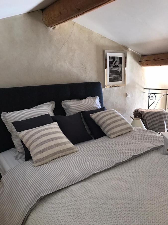 Les Gouts Et Les Couleurs Aparthotel Cucuron Exteriör bild